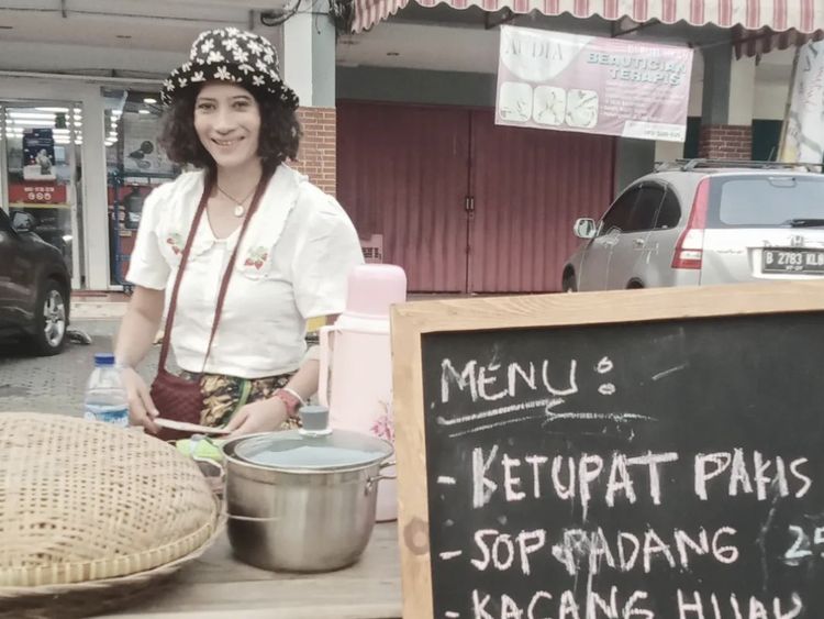 Sonya, Penjual Ketupat Rendang di Bekasi yang Viral Gegara Stylish