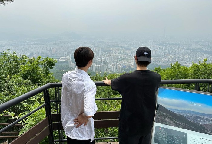 Cha Eun Woo & Sanha ASTRO mengunjungi lokasi ziarah permanen Moonbin yang akan dibuka mulai 7 Juni 2023 di Provinsi Gyeonggi.