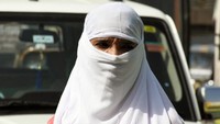 Tampak salah satu wanita yang menutup seluruh wajahnya dengan dupatta, agar terhindar dari panasnya matahari.