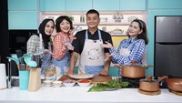 Ternyata, Cut Keke termasuk otang yang doyan kulineran. Ia bahkan memiliki kanal youtube dengan konten memasak bersama 2 sahabatnya, Dina dan Windy. Foto: Instagram @cutkeke_xavier