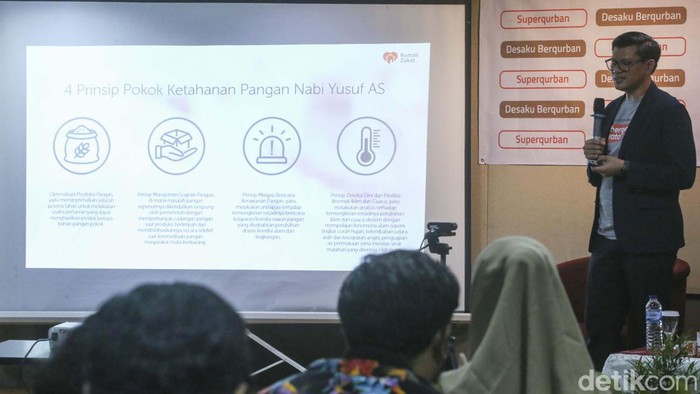 Daging Kurban Jadi Solusi Ketahanan Pangan Indonesia Kurban bisa jadi solusi ketahanan pangan Indonesia. Hal itu disampaikan CEO Rumah Zakat Irvan Nugraha di Jakarta, Senin (5/6/2023).
