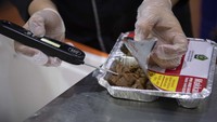 Sedangkan untuk sarapan, distribusi makan bisa diawali sangat pagi, yaitu pukul 06.00 WAS. Pengalaman tahun lalu jemaah habis solat subuh sudah lapar jadi kita percepat dari tahun lalu yang pukul 07.00, ungkap Kabid Konsumsi Agus Syafii saat bertemu di kesempatan berbeda.  Foto: Wahyu Putro Arinto