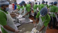 Menu dibuat penuh gizi. Misalnya untuk sarapan sederhana seperti nasi kuning dan telur dadar. Nasi dan lauk pauk ditimbang sesuai dengan ketentuan. Untuk nasi 150 gram, lauknya 65 gram dan sayurnya 80 gram. Foto: Wahyu Putro Arinto