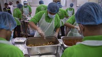 Di sini ada satu dari 54 perusahaan catering yang ditunjuk pemerintah RI untuk menangani konsumsi jemaah RI. Dijelaskan Pengawas Pelayanan Konsumsi Daker Makkah di Ahla Zad, Dadang Suratman, dapur ini memproduksi 4000 pax makanan setiap harinya untuk 66 kali makan jemaah di pagi, siang, dan malam hari. Foto: Wahyu Putro Arinto