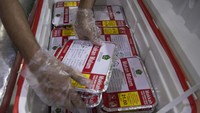 Yang utama makanan harus dipertahankan suhunya jangan sampai di bawah 60 derajat. Ada aturan dari Saudi kalau suhunya di bawah itu dianggap sudah mau basi jadi harus dibuang. Foto: Wahyu Putro Arinto