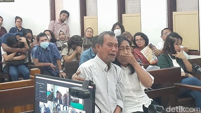 Daulat dan Numongga menangis usai divonis bebas di PN Medan