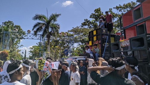 Ratusan warga demo Kantor Bupati Lombok Barat minta direktur utama PT PDAM Giri Menang dicopot dari jabatannya, Senin (5/6/2023).