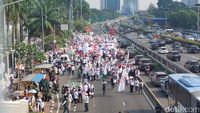 Demo Nakes Depan DPR Tutupi Jalan Gatsu, Pengendara Melintas Via Busway