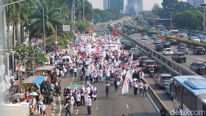 Demo Nakes di Depan DPR Tutupi Jalan, Pengendara Melintas Via Busway