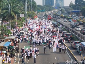 Demo Nakes Depan DPR Tutupi Jalan Gatsu, Pengendara Melintas Via Busway