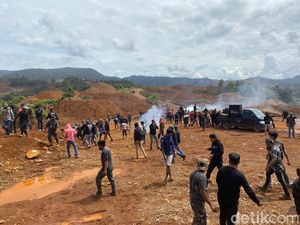 Demo Warga di PT Antam Konawe Utara Ricuh, Massa-Polisi Saling Lempar Batu