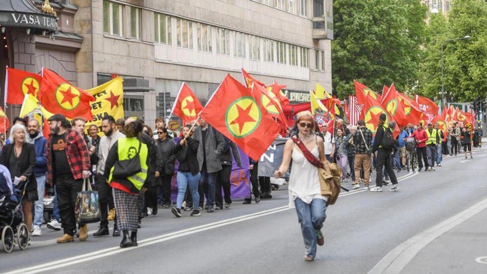 Protesters waved numerous PKK flags, along with signs stating 