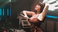 Dinar Candy dikenal sebagai DJ dan penyanyi asal Indonesia. Potret cantik dan seksinya kerap membuat netizen heboh. Foto: Instagra @dinar_candy