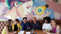 Bersama rekan sesama artis, Dinar Candy tampak seru menikmati makanan di restoran. Saat itu ada Nia Ramadani, Jessica Iskanda, Melky Bajaj, dan lainnya. Foto: Instagra @dinar_candy