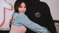 Salah satunya foto Dinar bersama Alan Walker yang baru saja diunggah olehnya ke Instagram. Dinar tampak santai memeluk DJ asal Inggris itu. Foto: Instagra @dinar_candy