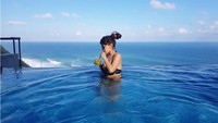 Saat liburan ke Bali, Dinar Candy memamerkan beragam gayanya di kolam renang. Saat itu, Dinar tampak menikmati segelas minuman segar. Foto: Instagra @dinar_candy