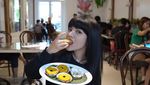 Gaya Keren Dinar Candy Saat Makan Salad dan Kue Lumpur