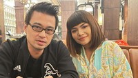 Bersama temannya, Dinar Candy tampak seru menikmati salad di sebuah restoran. Salad yang terdiri dari selada, wortel, kol ungu, dan lainnya itu diberikan siraman saus wijen sangrai. Foto: Instagra @dinar_candy