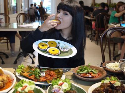 Gaya Keren Dinar Candy Saat Makan Salad dan Kue Lumpur
