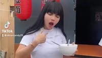 Dinar Candy juga suka menguggah momen kulinernya. Begini gayanya saat menikmati semangkuk ramen yang nikmat. Foto: Instagra @dinar_candy