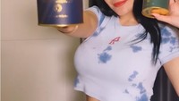 Dinar juga hobi ngeteh. Ini salah satu momennya memamerkan teh herbal favoritnya yang akan diseduh. Foto: Instagra @dinar_candy