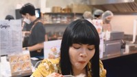 Ia juga mencoba camilan berbahan kentang di salah satu kafe. Dinar tampak lahap menikmatinya. Foto: Instagra @dinar_candy