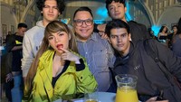 Potret Dinar bersama teman-teman ketika di restoran bar juga tampak seru. Mereka menikmati minuman bersama-sama. Foto: Instagra @dinar_candy