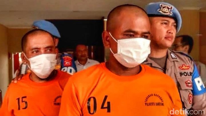 Dua pelaku inisial AH dan UT saat diamankan jajaran Satres Narkoba Polresta Bandung.
