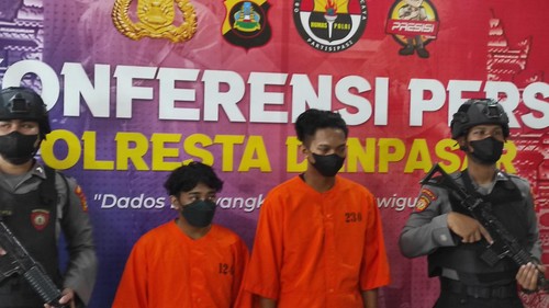 Dua pelaku penganiayaan hingga meninggal dunia terhadap Yohanis Naikoi yang tewas di Jalan Dewi Madri Denpasar dihadirkan saat konferensi pers di Polresta Denpasar, Senin (5/6/2023). (I Wayan Sui Suadnyana/detikBali)