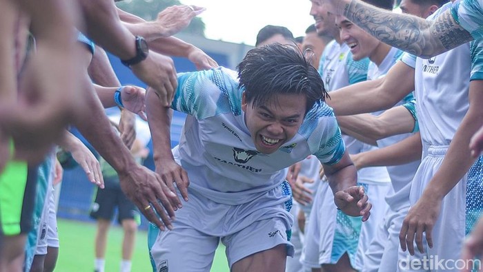 Edo Febriansah disambut rekan-rekannya di Persib.