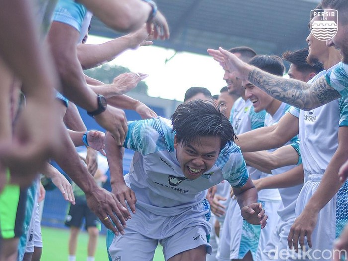 Edo Febriansah disambut rekan-rekannya di Persib.