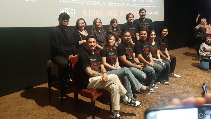 Fandy Christian bersama para cast film Kutukan Sembilan Setan di Epicentrum.