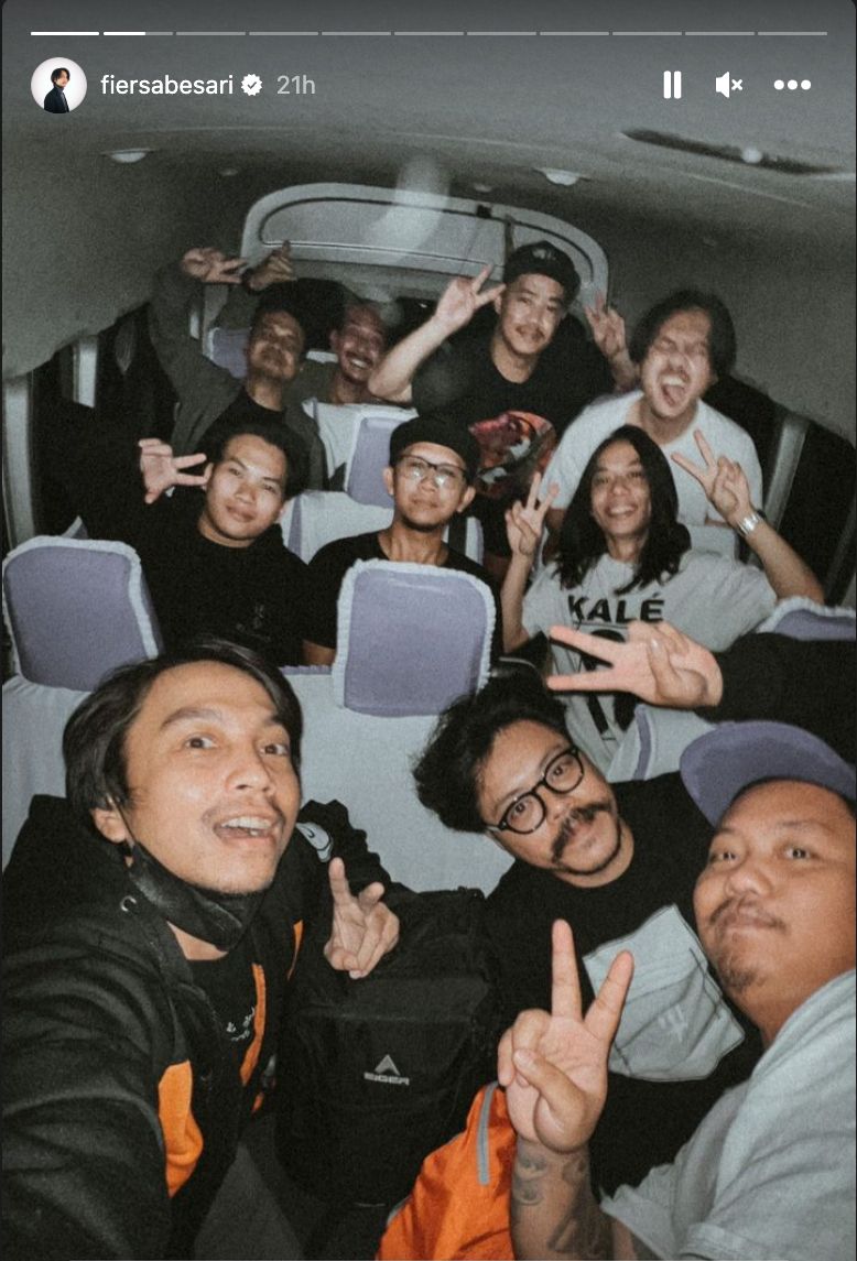 Fiersa Besari dan tim yang mengalami kecelakaan di Bone.
