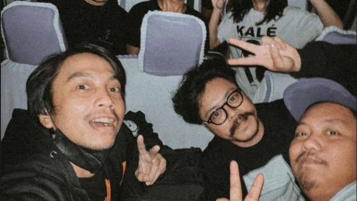 Fiersa Besari dan tim yang mengalami kecelakaan di Bone.