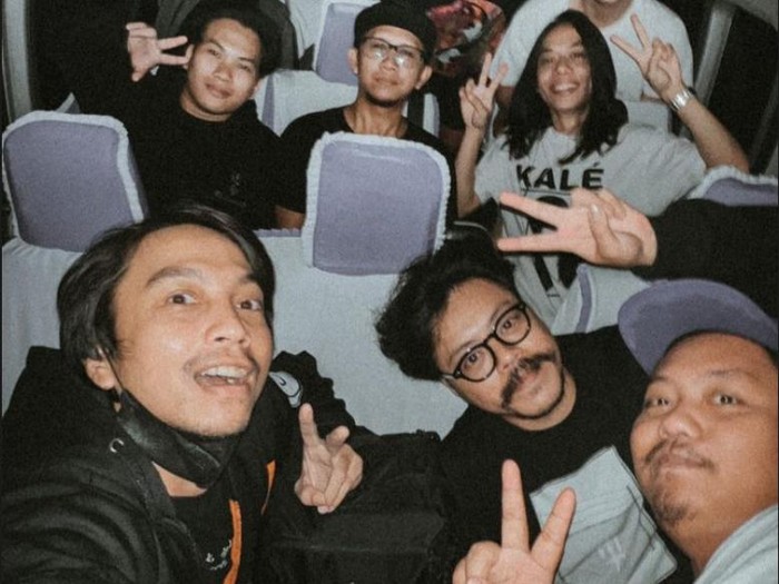 Fiersa Besari dan tim yang mengalami kecelakaan di Bone.