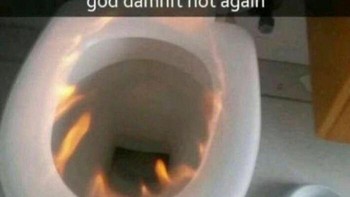 Was-was ya ketika mau buang hajat malah toiletnya berapi. Foto: Boredpanda