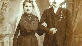 Gegara foto lawas yang rusak dimakan zaman malah bikin menakutkan saat dilihat. Foto: Boredpanda