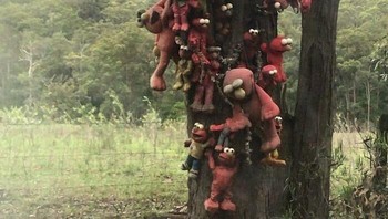 Saat dilihat siang hari pun kumpulan boneka Elmo ini cukup menakutkan apalagi bila daerah sekitarnya sepi. Foto: Boredpanda