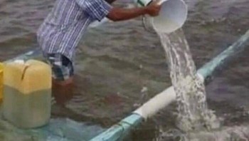 Bapaknya terlihat santai, kita yang melihat takut dia tenggelam. Foto: Boredpanda