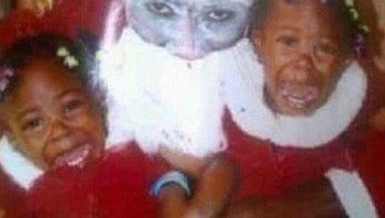 Wajar dua anak di foto pada nangis, kita yang melihat pria berkostum santa ini saja takut. Foto: Boredpanda