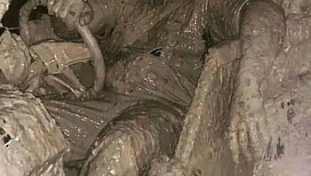 Pria berlumpur ini cukup bikin takut. Foto: Boredpanda