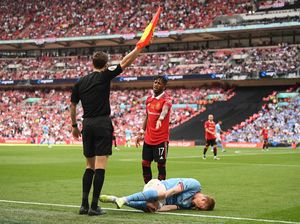 Roy Keane Semprot Fred: Tekelnya ke De Bruyne Bodoh Banget!