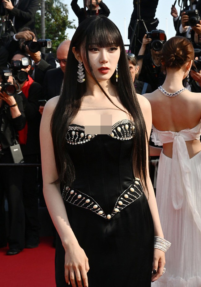 Giselle aespa juga memakai poni depan dengan tatanan rambut panjangnya. Saking cantiknya sejumlah penggemar menyebut Giselle aespa terlihat bak anime. Foto: Getty Images