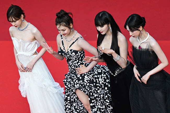 Keempat personel aespa Karina, Winter, Ningning, dan Giselle menjadi sorotan dengan penampilan mewah masing-masing. Namun Giselle membuat penggemar pangling karena busana dan riasannya hari itu. Foto: Getty Images