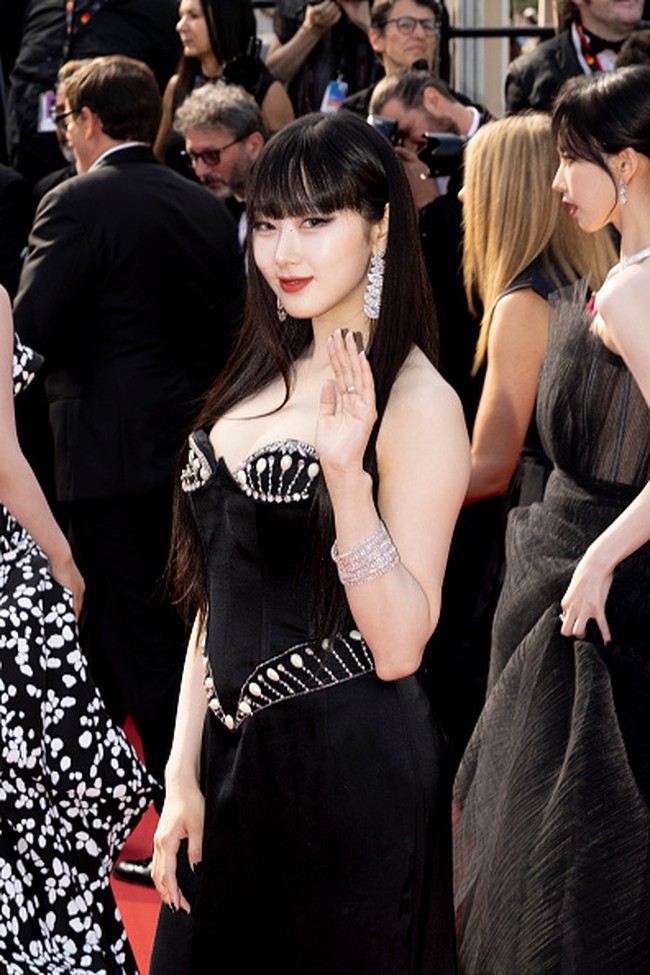 Giselle aespa memakai corset gown berwarna hitam rancangan Cristina Savulescu Venus yang dihiasi sulaman kristal dan mutiara. Foto: Getty Images