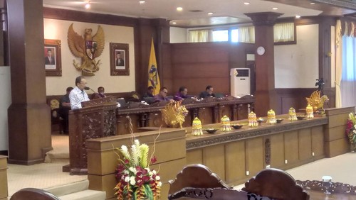 Gubernur Bali Wayan Koster saat memaparkan LPJ Realisasi APBD Bali 2022 di kantor DPRD Bali, Senin (5/6/2023). (Aryo Mahendro/detikBali).