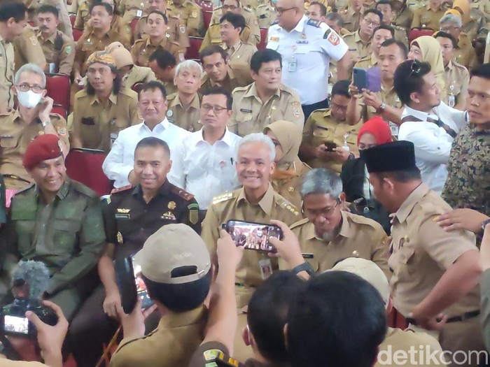 Gubernur Jateng Ganjar Pranowo hadiri sarasehan bersama Kades se-Jateng di GOR Jatidiri, Semarang, Senin (5/6/2023).