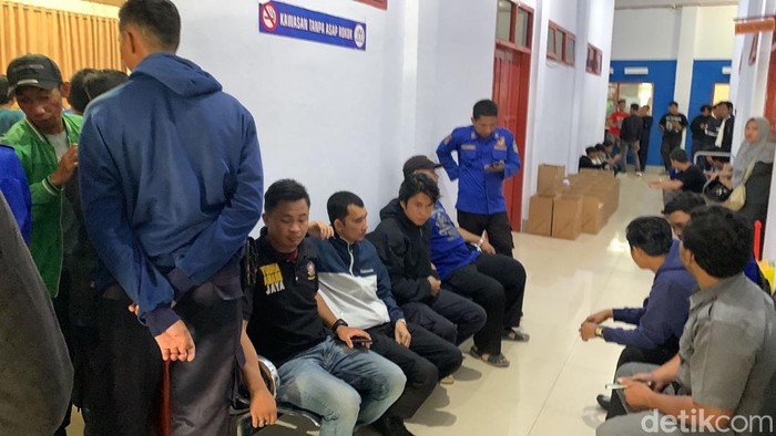 Honorer Satpol PP dan Damkar geruduk kantor BKAD menuntut sisa gaji 4 bulan di tahun 2022 lalu segera dibayarkan.