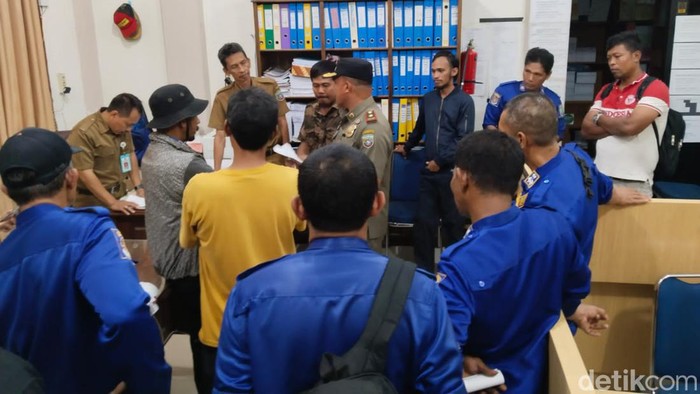 Honorer Satpol PP dan Damkar seruduk kantor BKAD menuntut sisa gaji 4 bulan di tahun 2022 lalu segera dibayarkan.