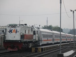 Petugas Langsung Evakuasi Kereta Tabrakan di Cicalengka Bandung